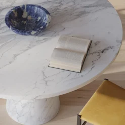 Centrotavola Inside Out in sodalite blu di Karen Chekerdjian