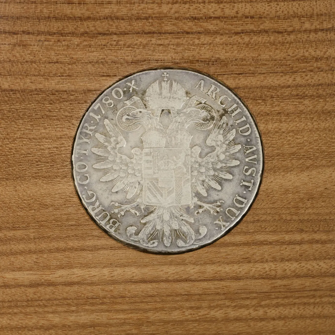 Centrotavola Moneta Antica in Afromosia n.5