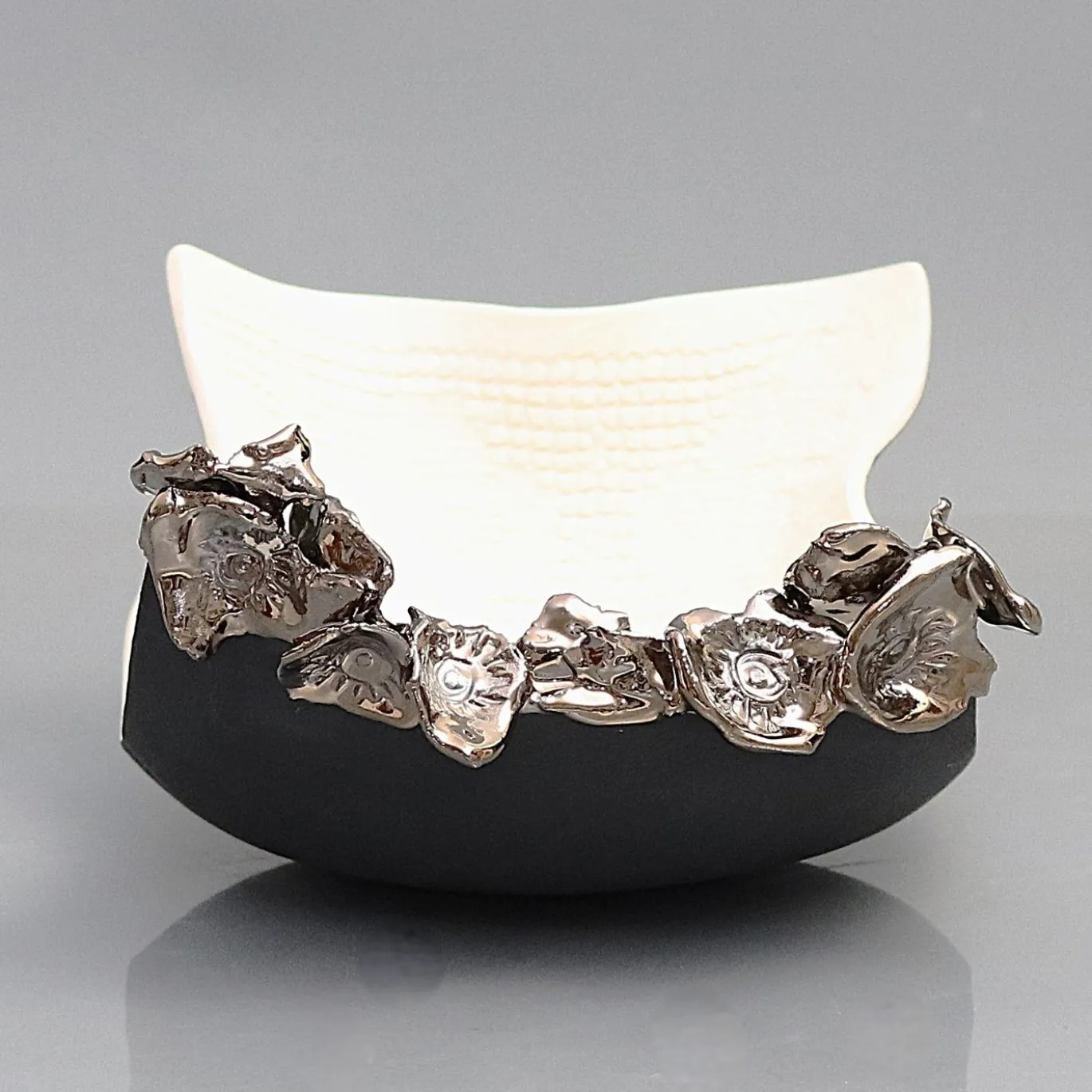 Centrotavola Ramadura piccolo in ceramica bianca e nera