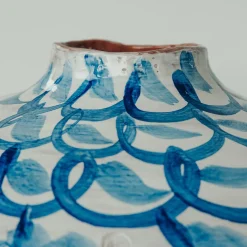 Cerchi blu e vaso azzurro