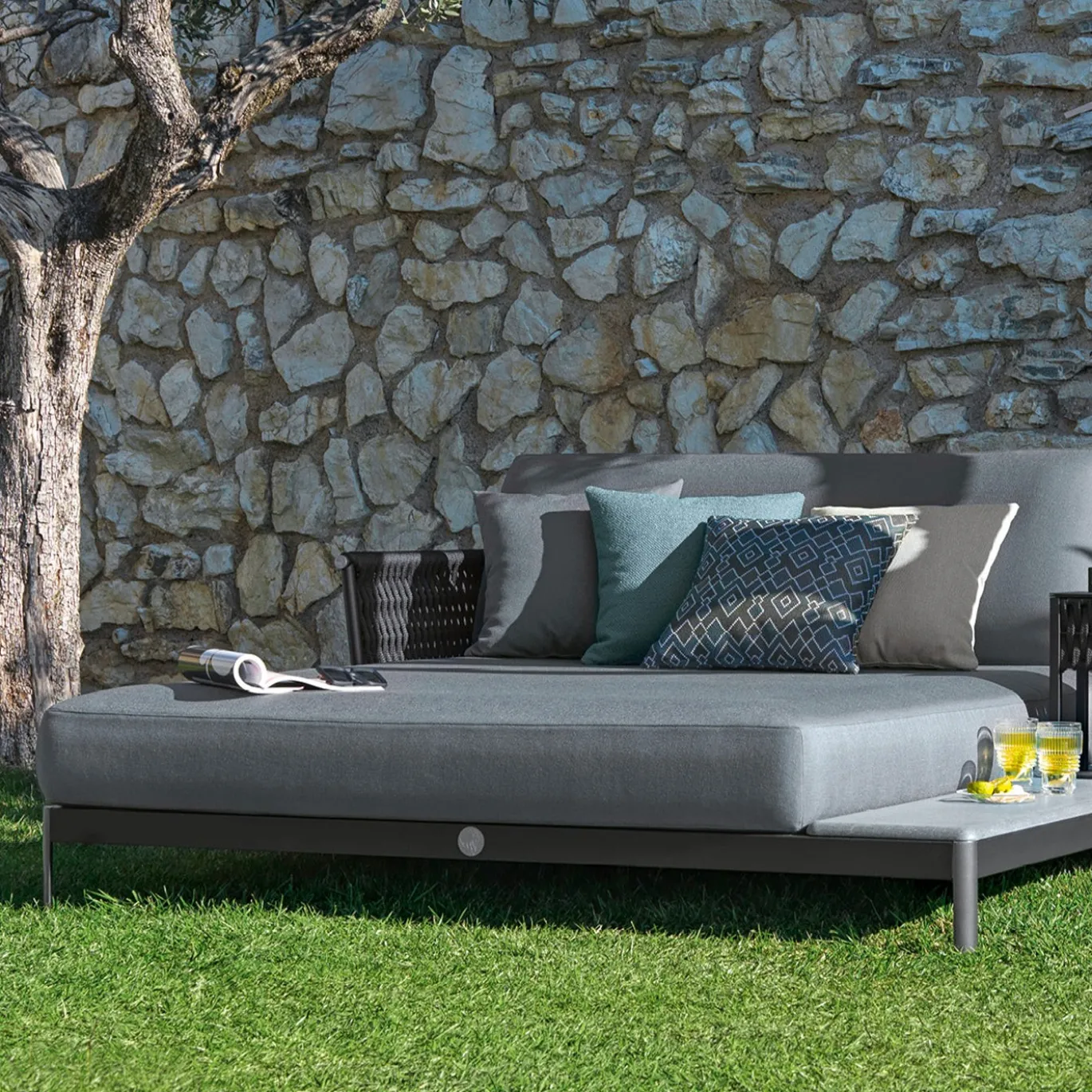 Chaise longue in tessuto nero per esterni