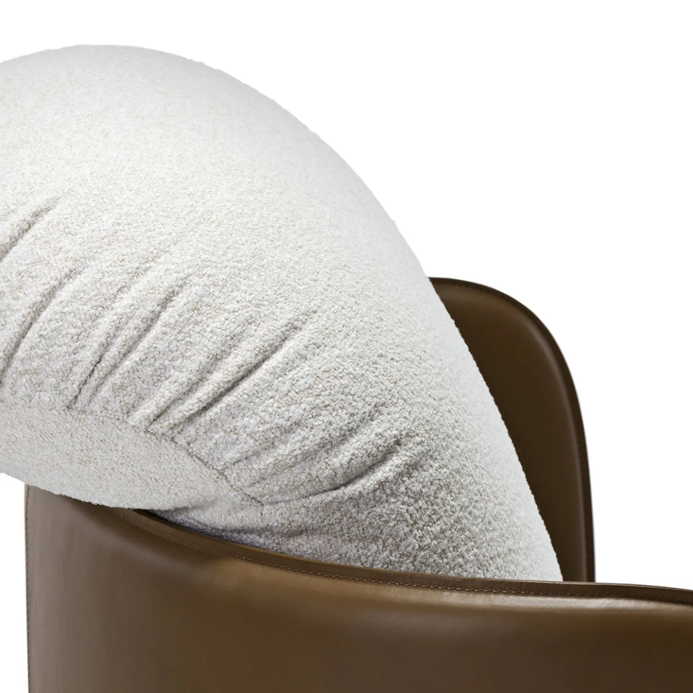 Chaise longue Mochi in cuoio marrone e tessuto bianco di Studiopepe
