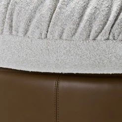 Chaise longue Mochi in cuoio marrone e tessuto bianco di Studiopepe