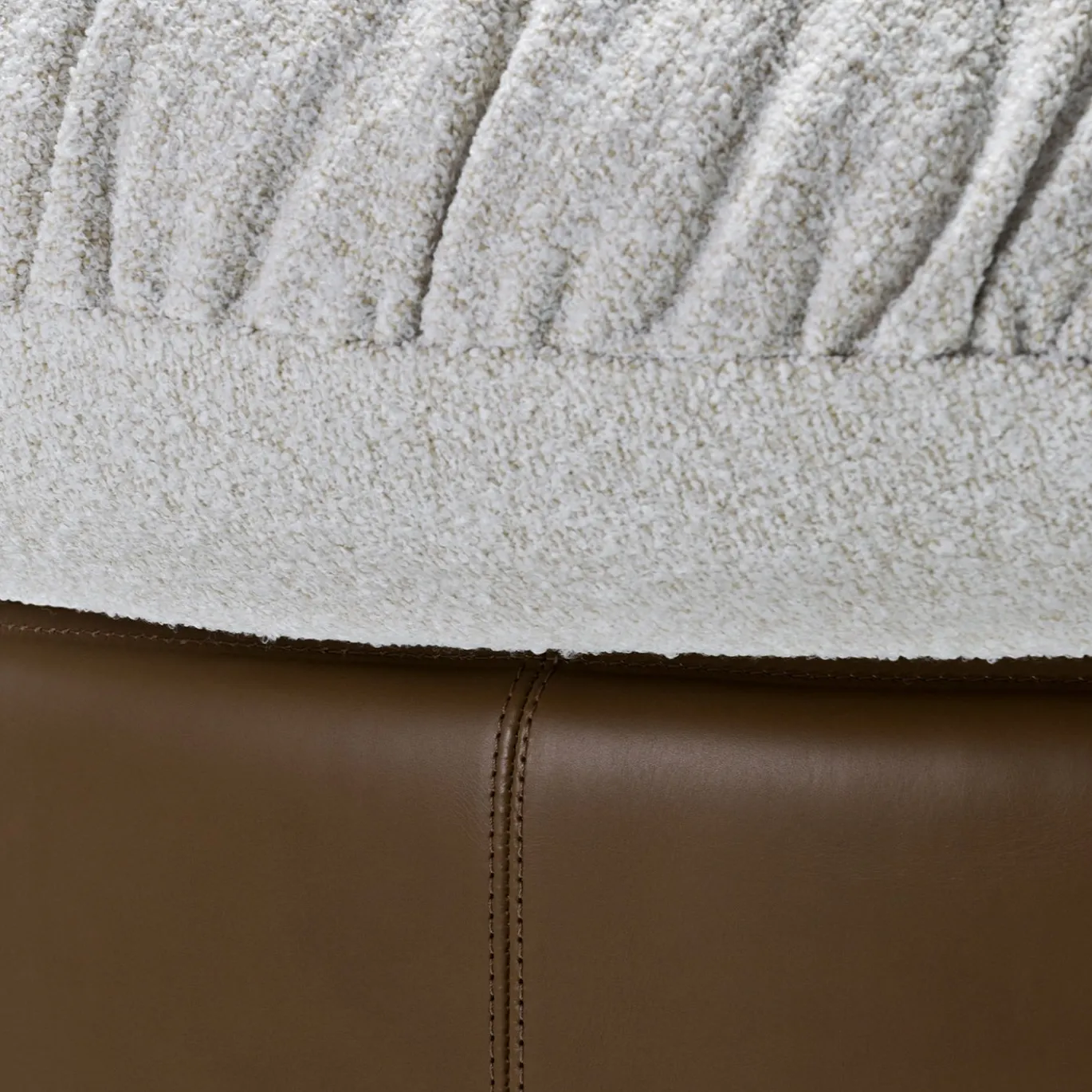 Chaise longue Mochi in cuoio marrone e tessuto bianco di Studiopepe