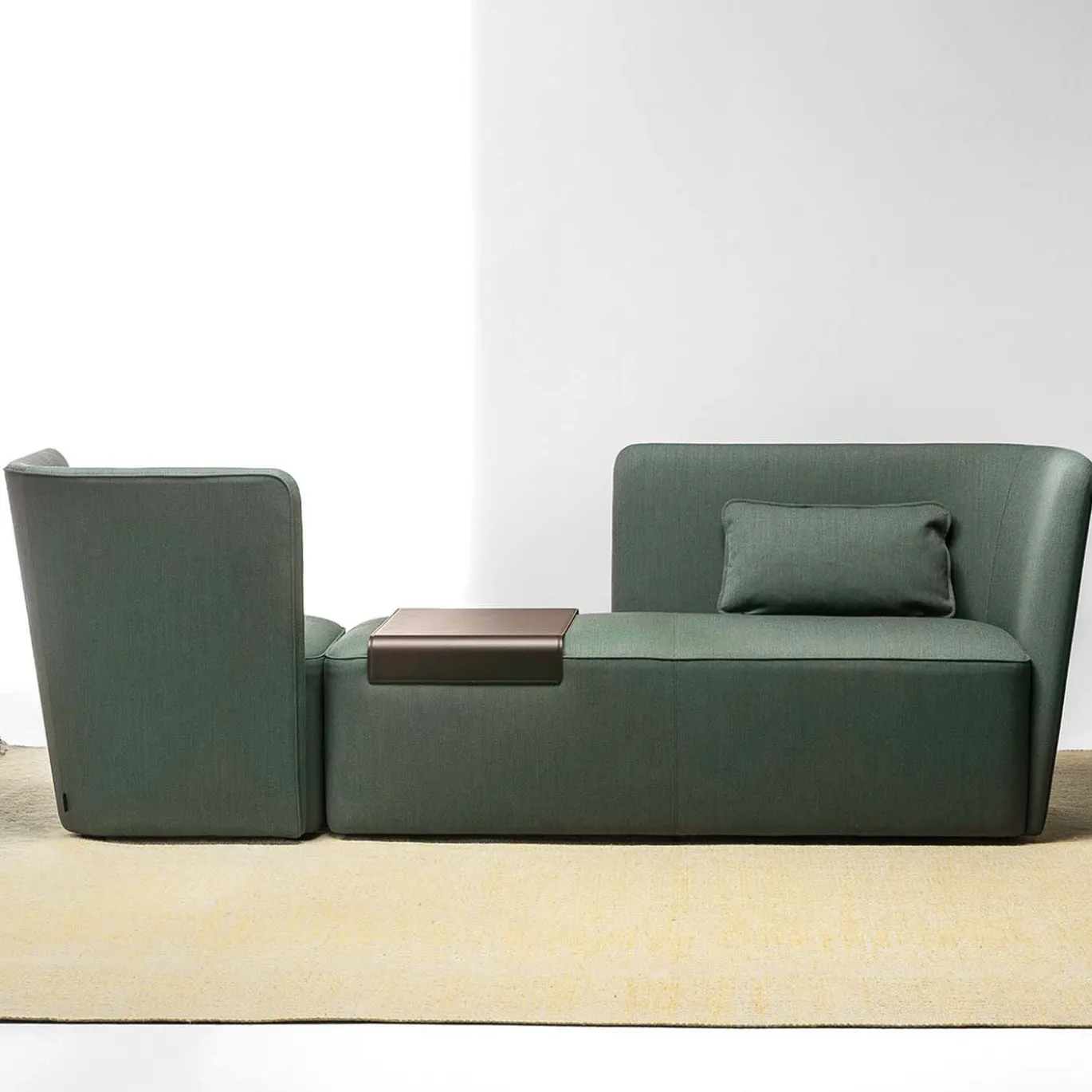 Chaise longue verde in velluto con vassoio - destra