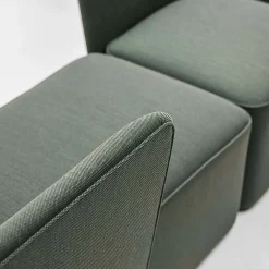 Chaise longue verde in velluto con vassoio - destra