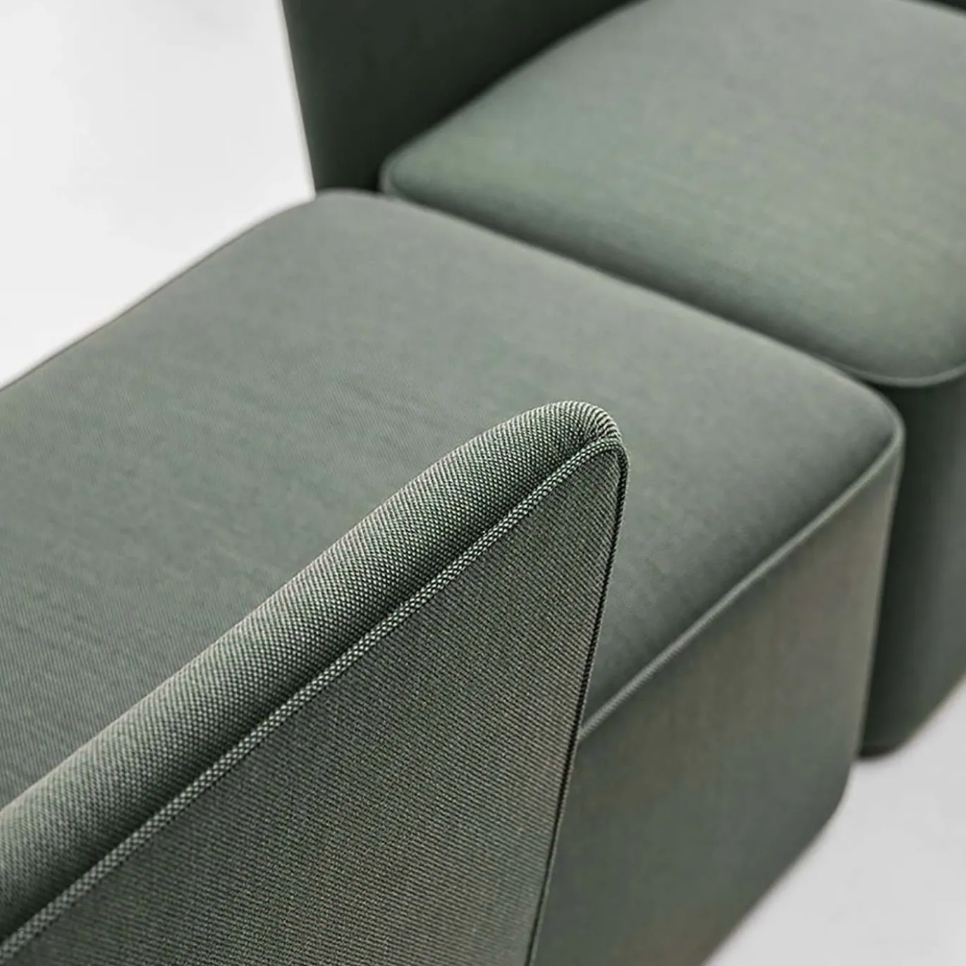 Chaise longue verde in velluto con vassoio - destra