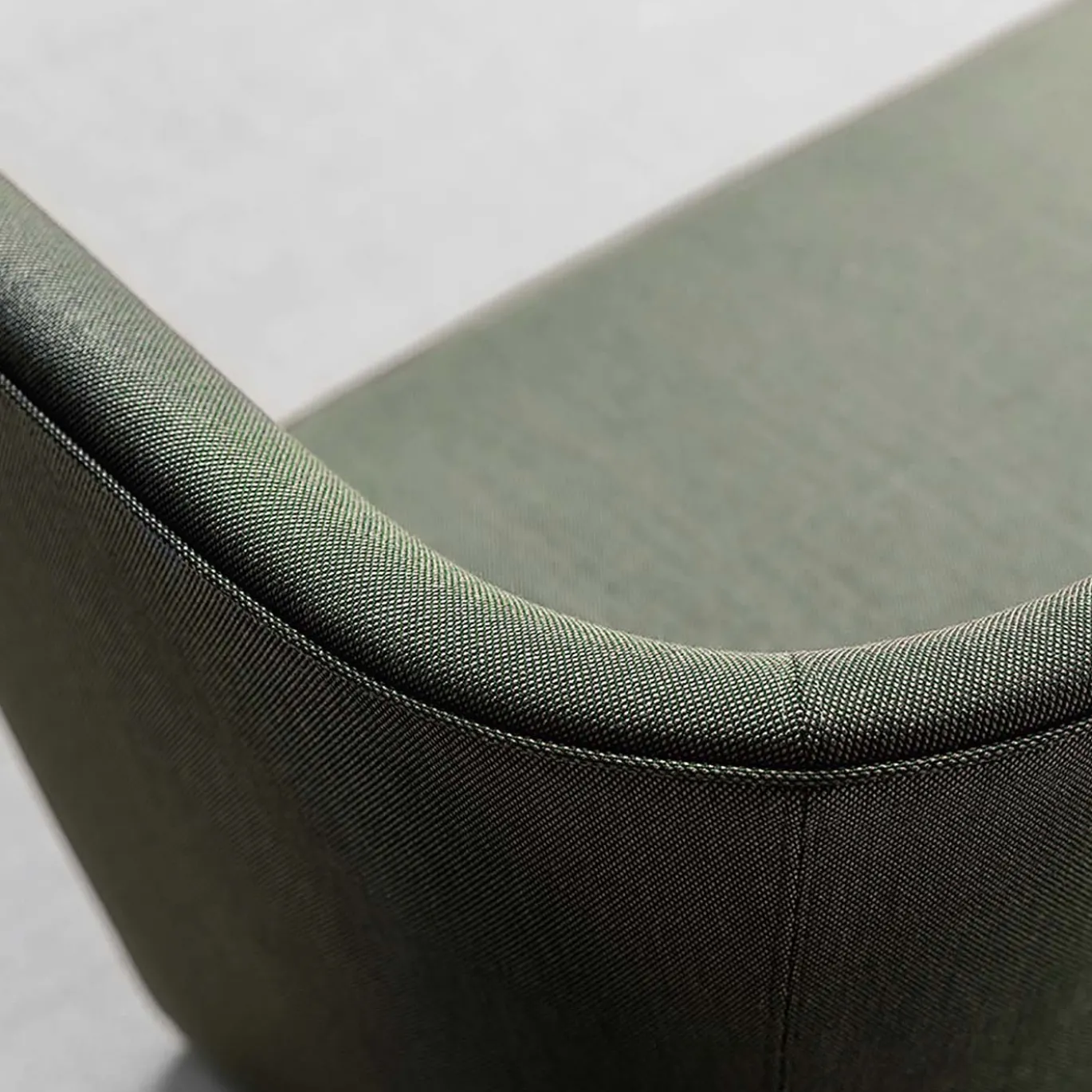 Chaise longue verde in velluto con vassoio - destra
