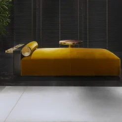 Chaise Lounge Egon in velluto giallo con dettagli in pelle e corno