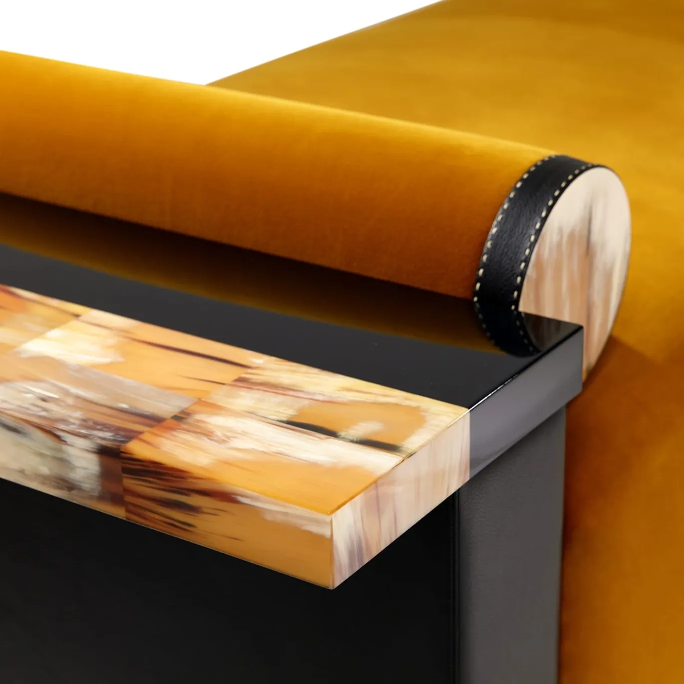 Chaise Lounge Egon in velluto giallo con dettagli in pelle e corno