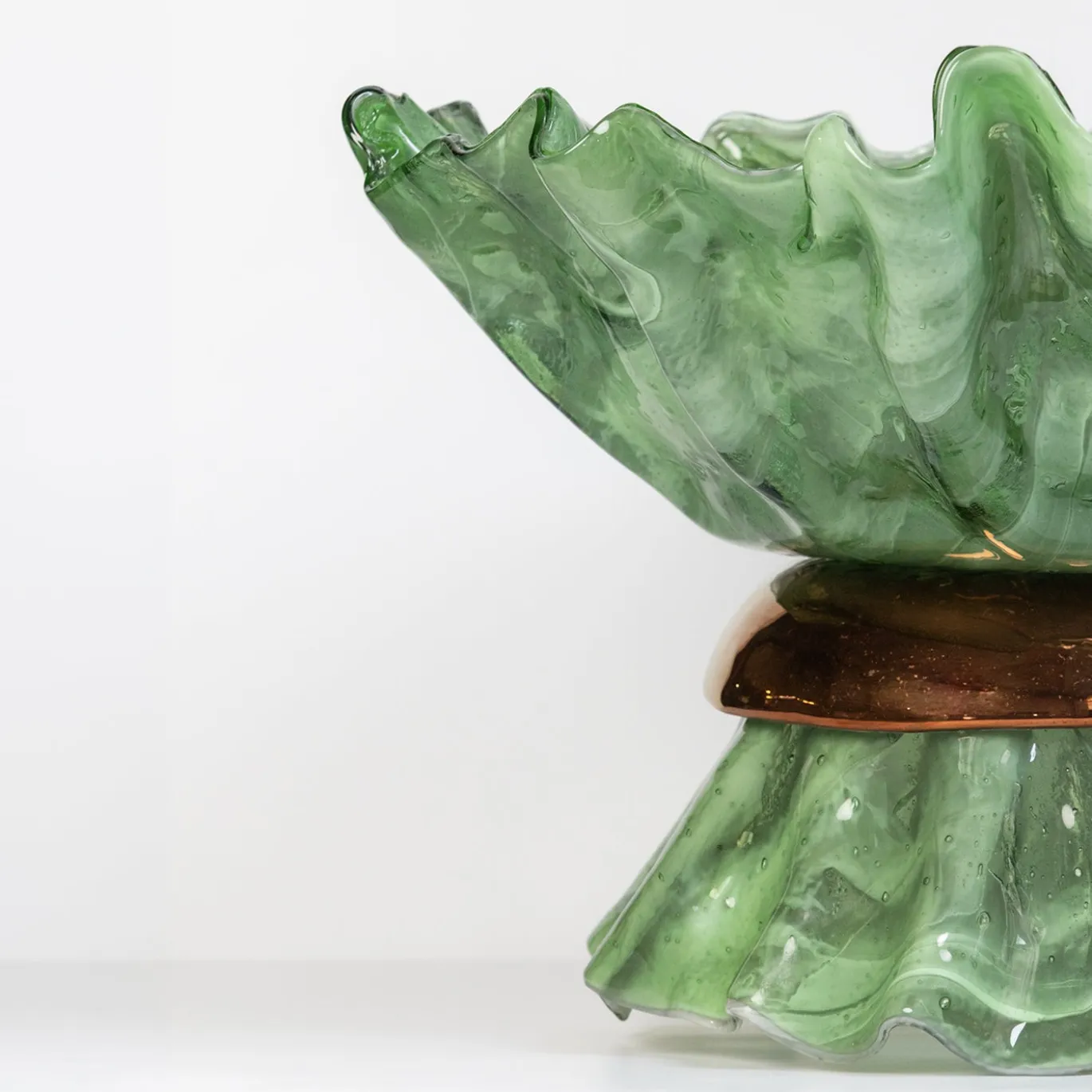 Ciotola scultorea Ballarina in vetro di Murano verde salvia e oro rosso effetto marmo