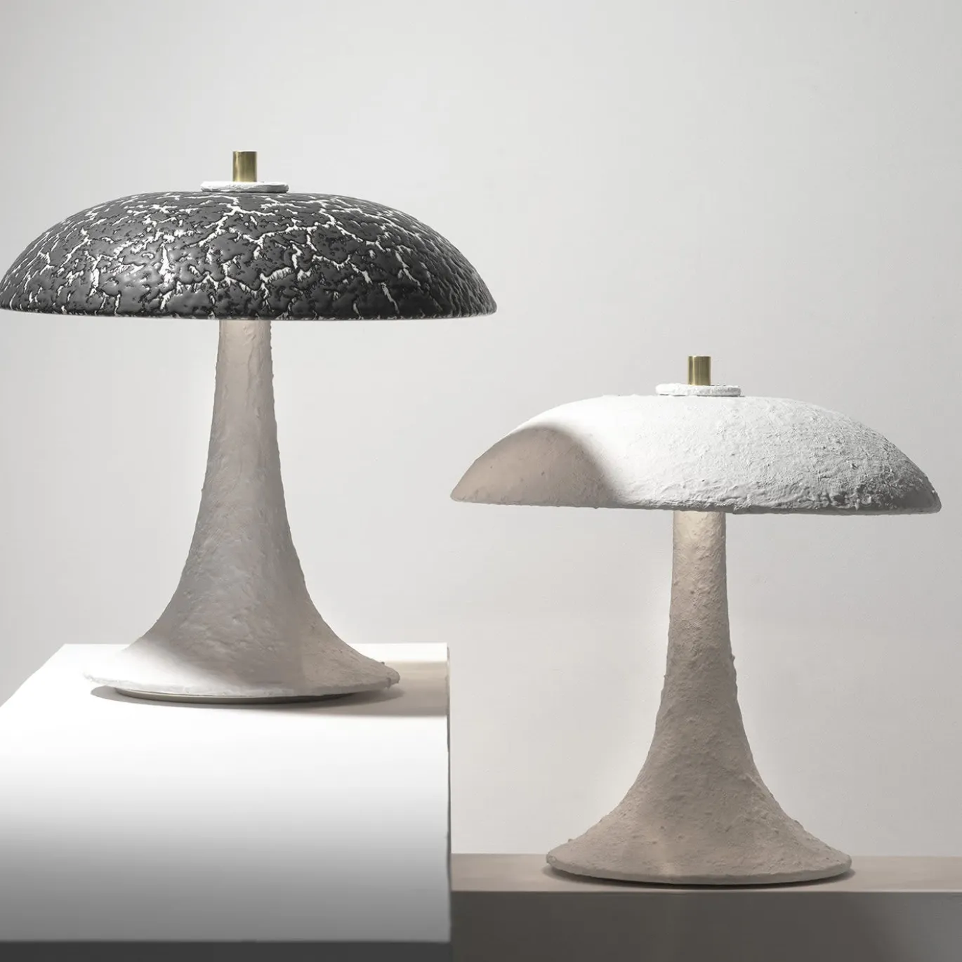 CL2109/B Lampada in encausto bianco e maiolica dorata