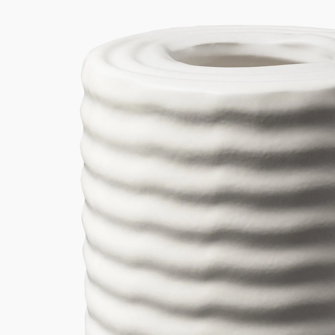 Collezione Wiggle - Vaso in ceramica bianco ondulato di Max Lamb