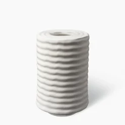 Collezione Wiggle - Vaso in ceramica bianco ondulato di Max Lamb