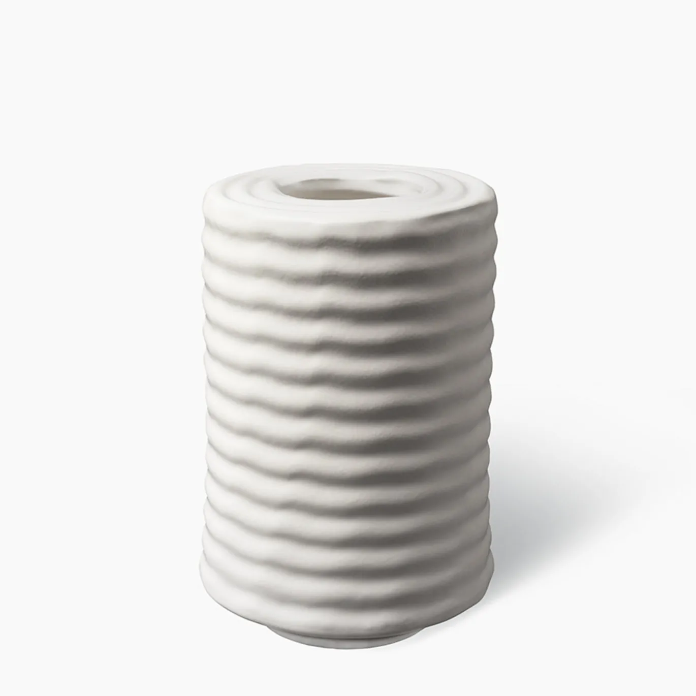 Collezione Wiggle - Vaso in ceramica bianco ondulato di Max Lamb