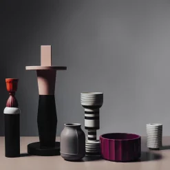 Collezione Wiggle - Vaso in ceramica bianco ondulato di Max Lamb