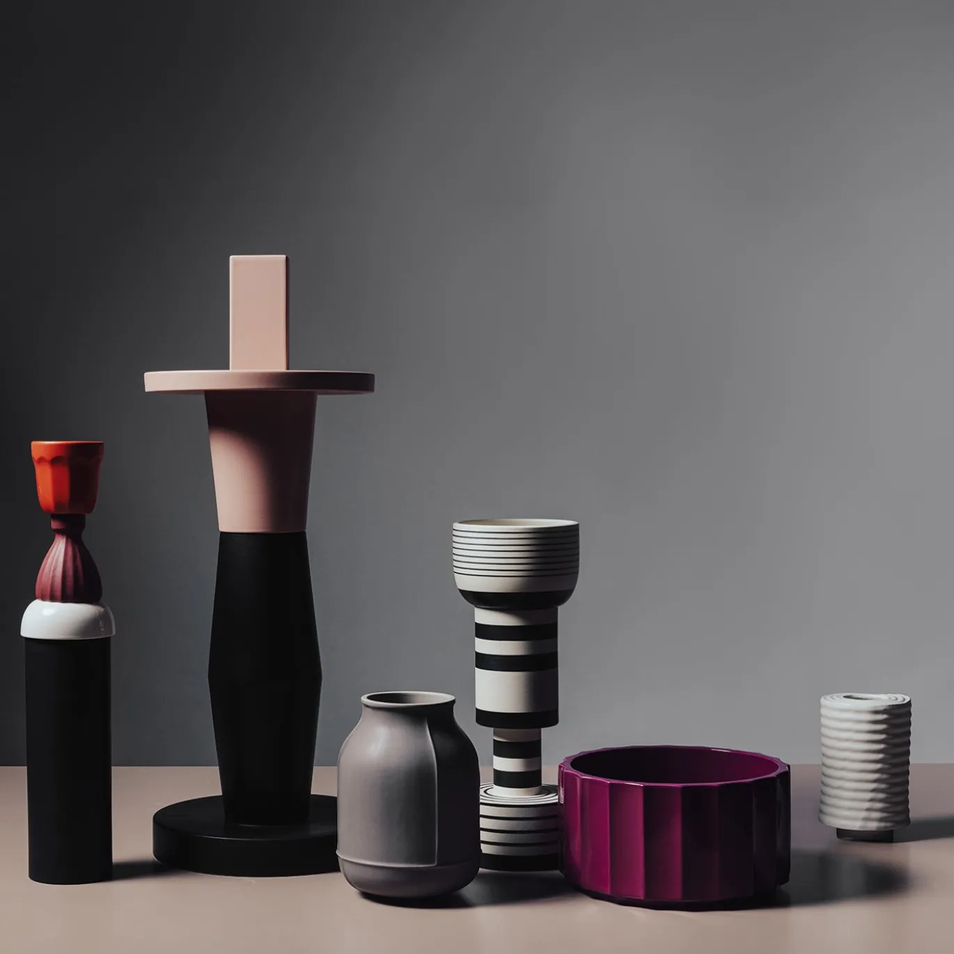 Collezione Wiggle - Vaso in ceramica bianco ondulato di Max Lamb