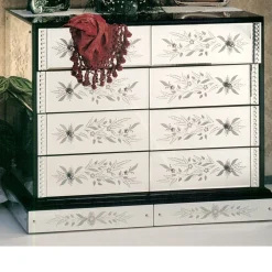 Comò Demetra in argento con design floreale