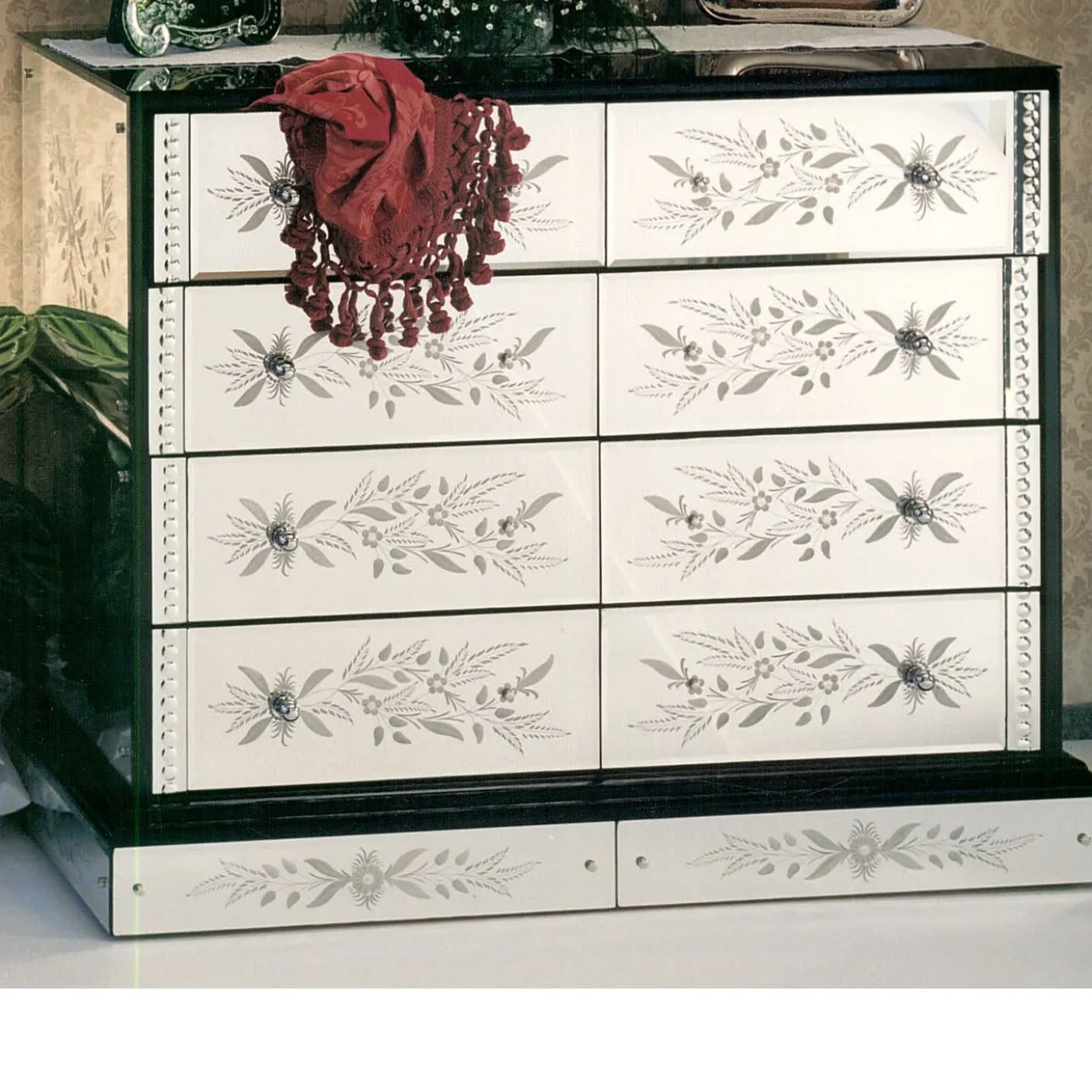 Comò Demetra in argento con design floreale