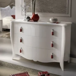 Comò in legno laccato bianco