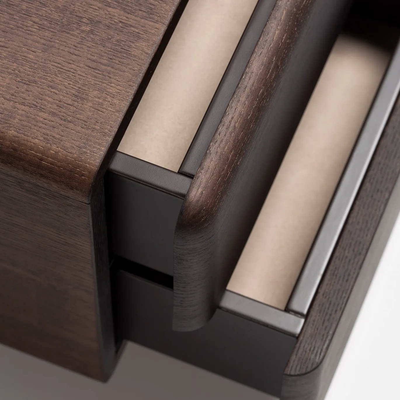 Comodino Brick N con Base Laccata Bianca Fumè e Cassetti in Legno Finitura Moka Lucidi