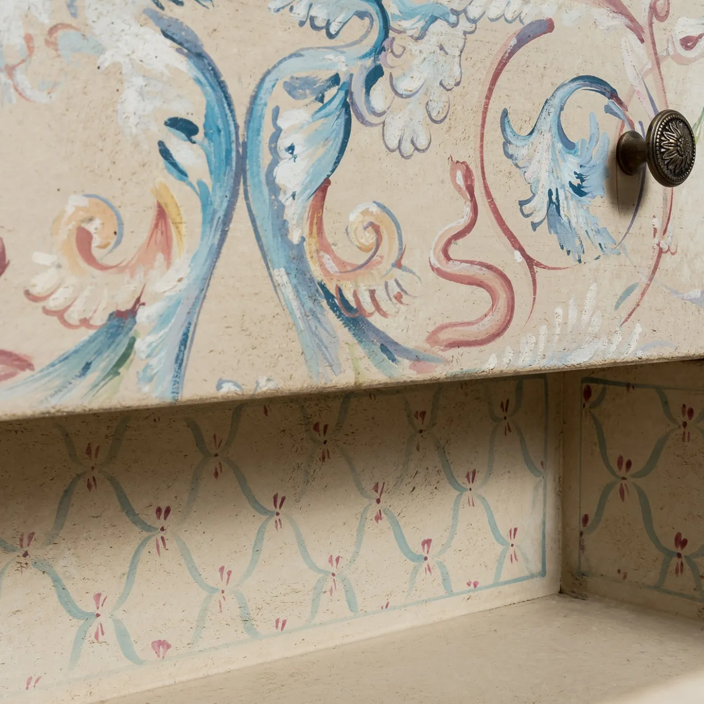 Comodino Fenice Taupe Chiaro con Top Marmorizzato e Motivo Grottesche