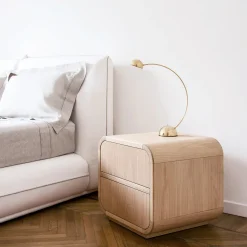 Comodino Nathan in rovere della Collezione Riviera