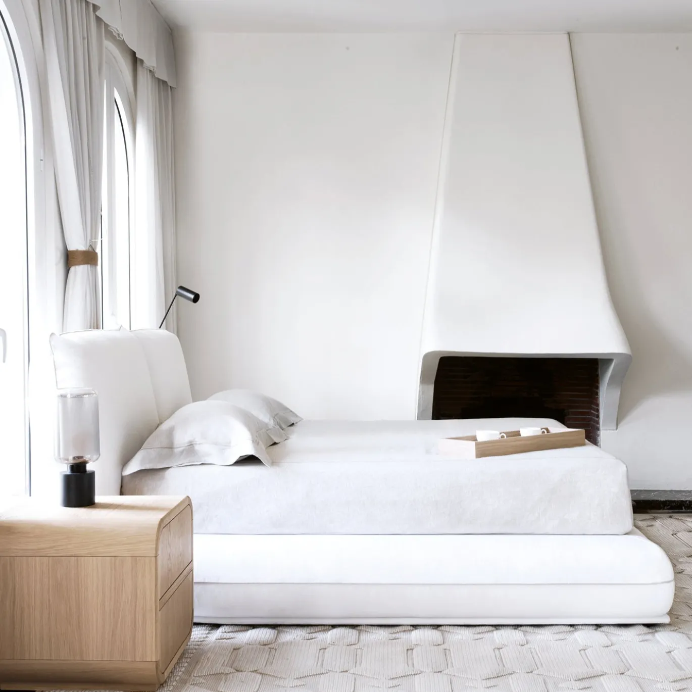 Comodino Nathan in rovere della Collezione Riviera