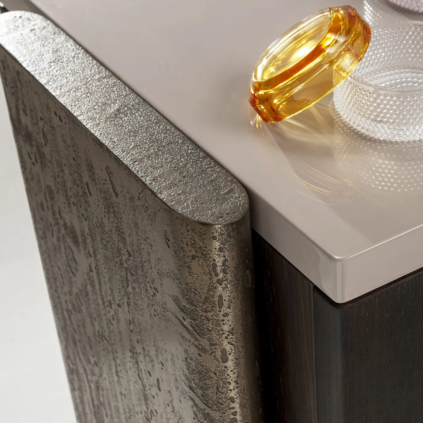 Comodino Outfit in Rovere Termocotto con Dettagli in Bronzo