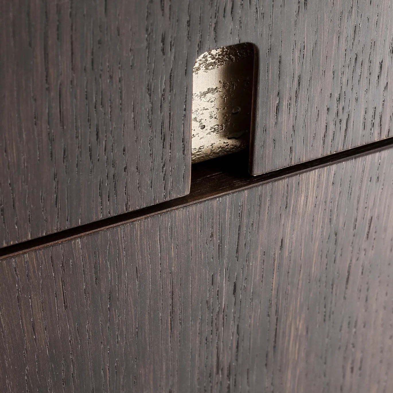 Comodino Outfit in Rovere Termocotto con Dettagli in Bronzo