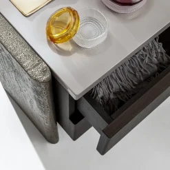 Comodino Outfit in Rovere Termocotto con Dettagli in Bronzo