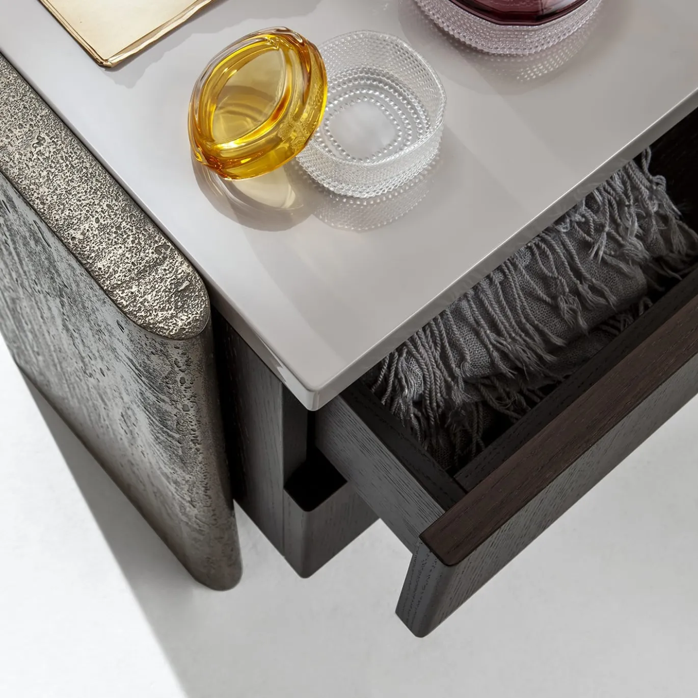 Comodino Outfit in Rovere Termocotto con Dettagli in Bronzo