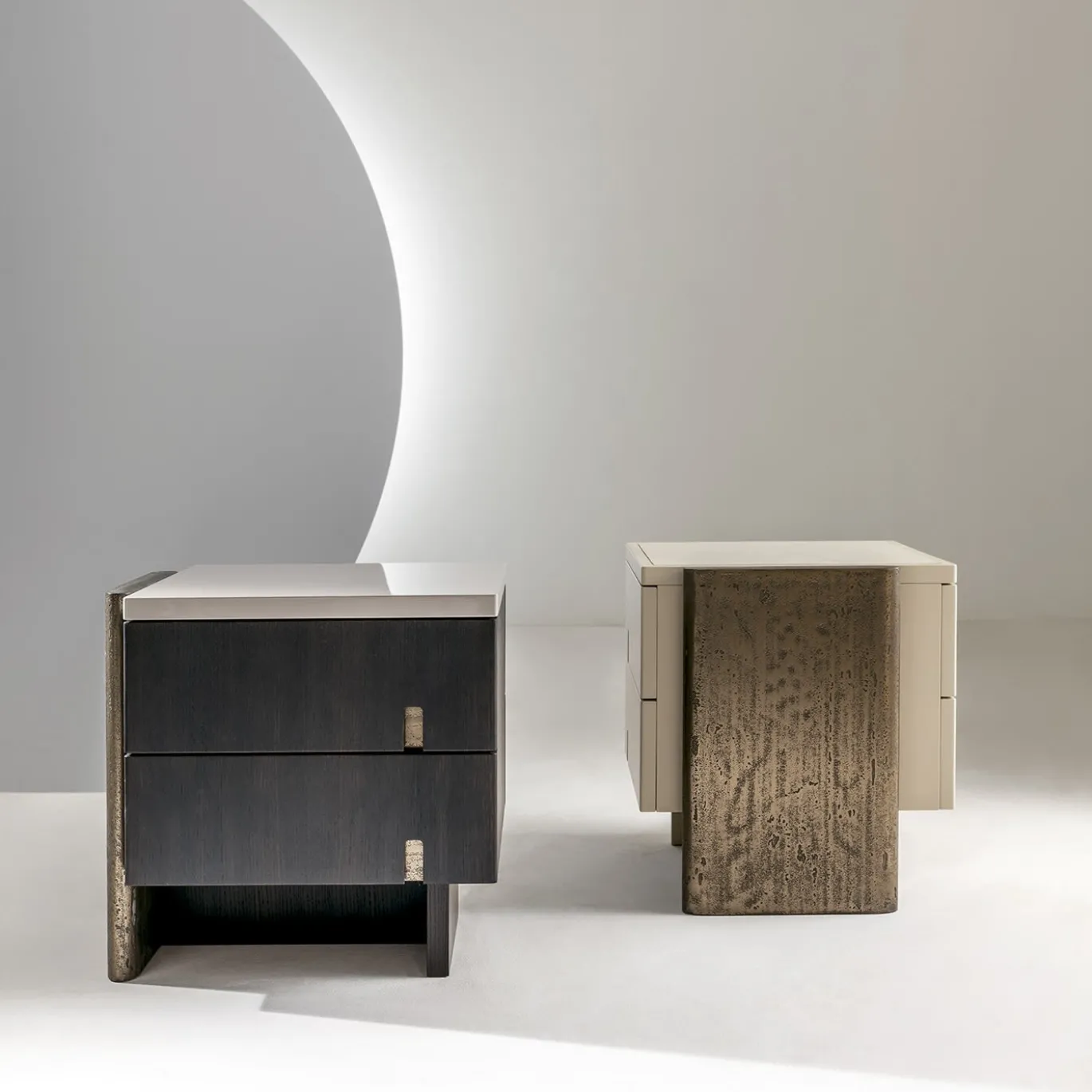 Comodino Outfit Laccato Lucido con Accenti in Bronzo