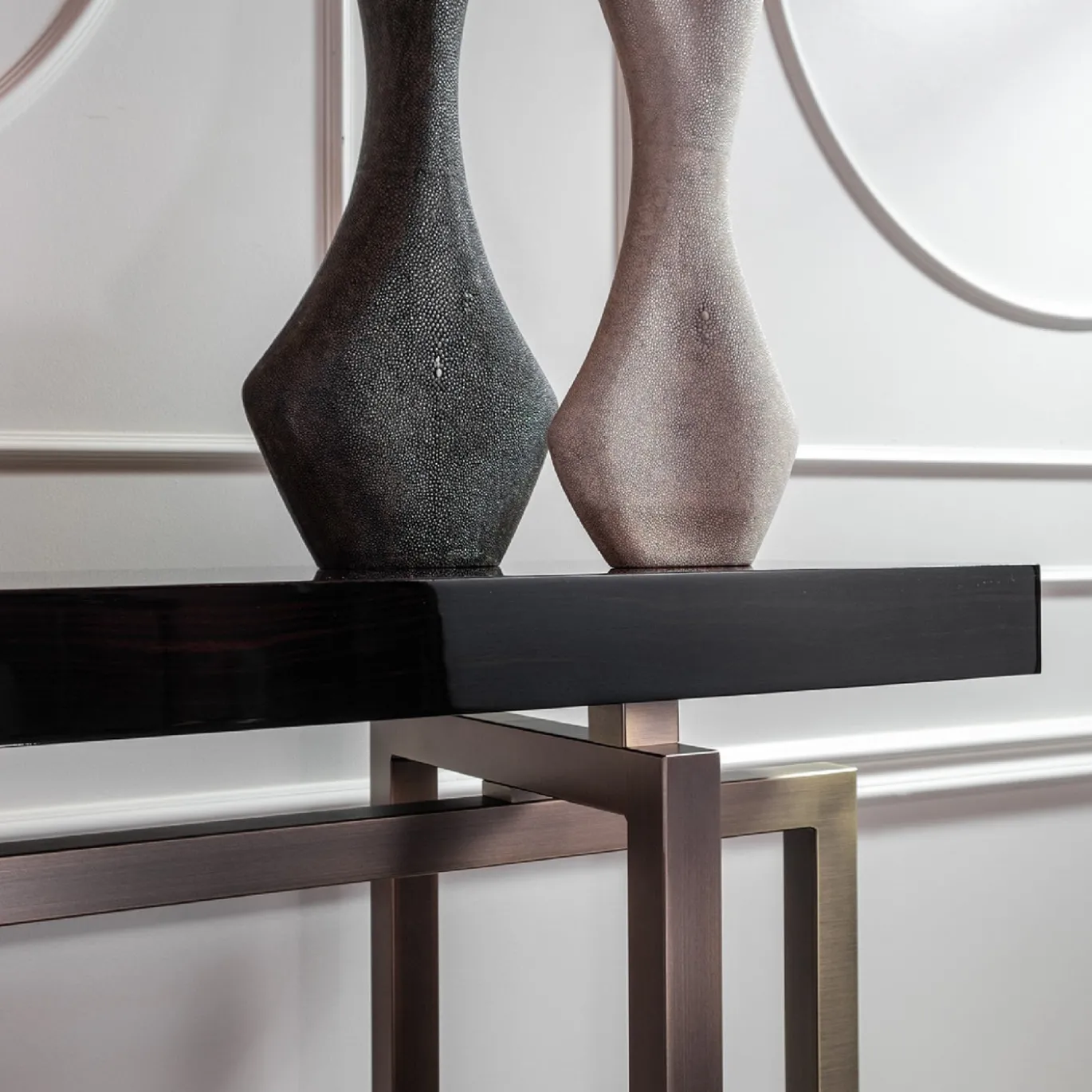 Console Charlotte con base in metallo bronzato