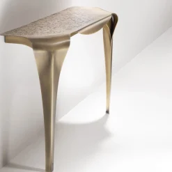 Console Convivium in Ottone DeErosion di Nikita Bettoni