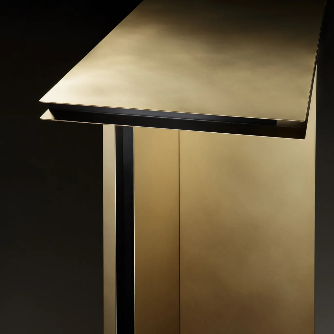 Console Folio in ottone di DRAW Studio