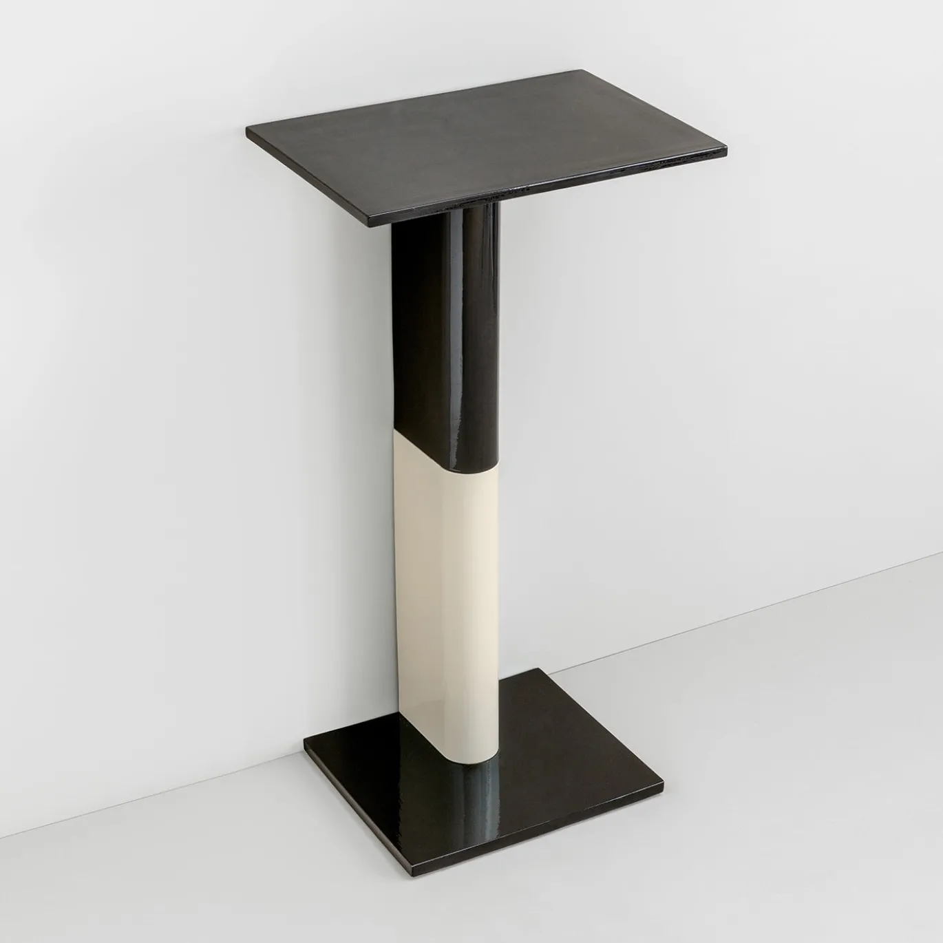 Console in ceramica nera e bianca Rivington 90 di Edward Barber e Jay Osgerby