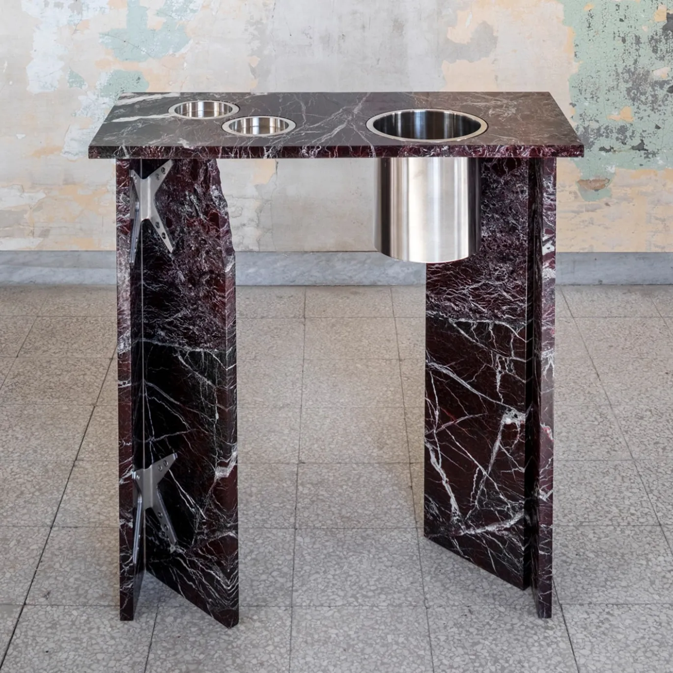 Console in marmo Rosso Levanto con portabottiglie di Parasite 2.0