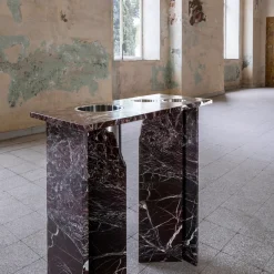 Console in marmo Rosso Levanto con portabottiglie di Parasite 2.0