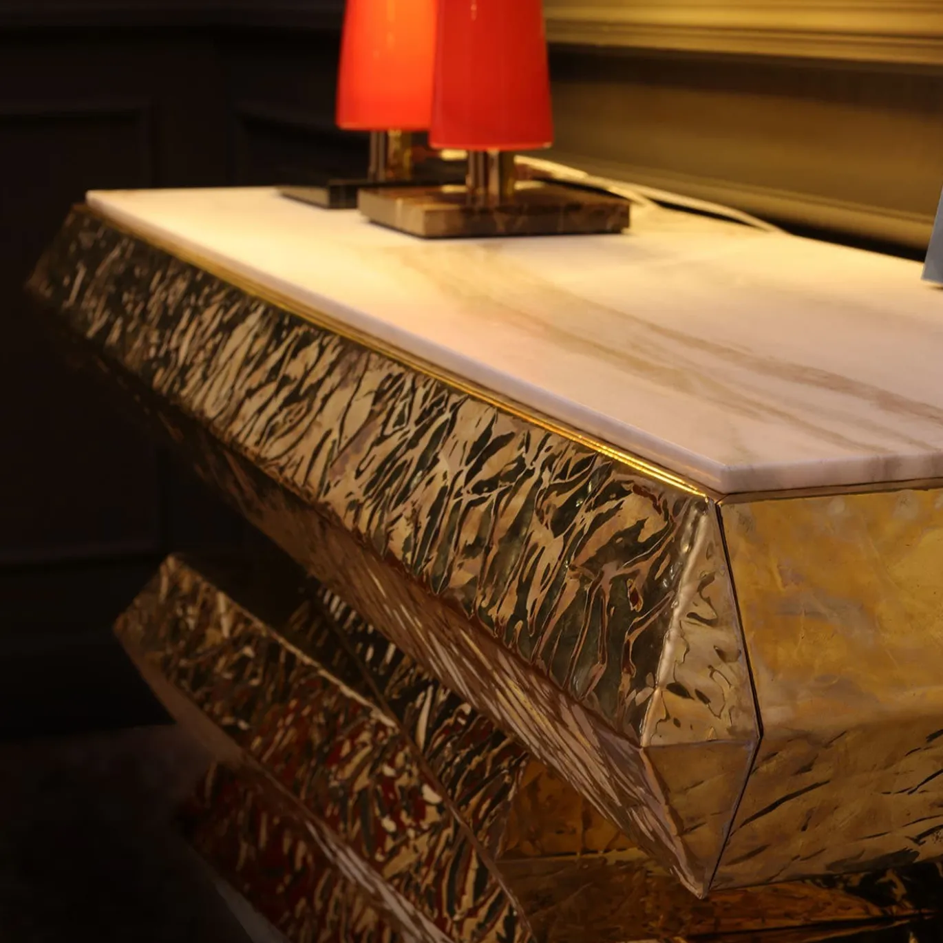 Console in ottone e marmo di Lasa