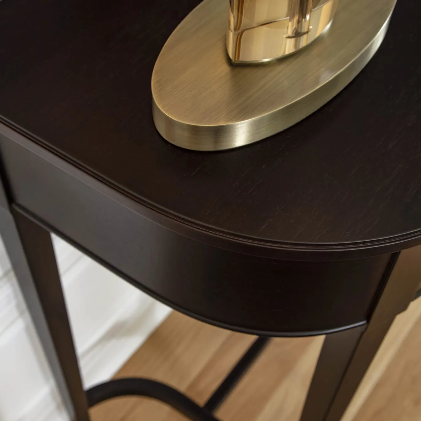 Console Tiffany Brown