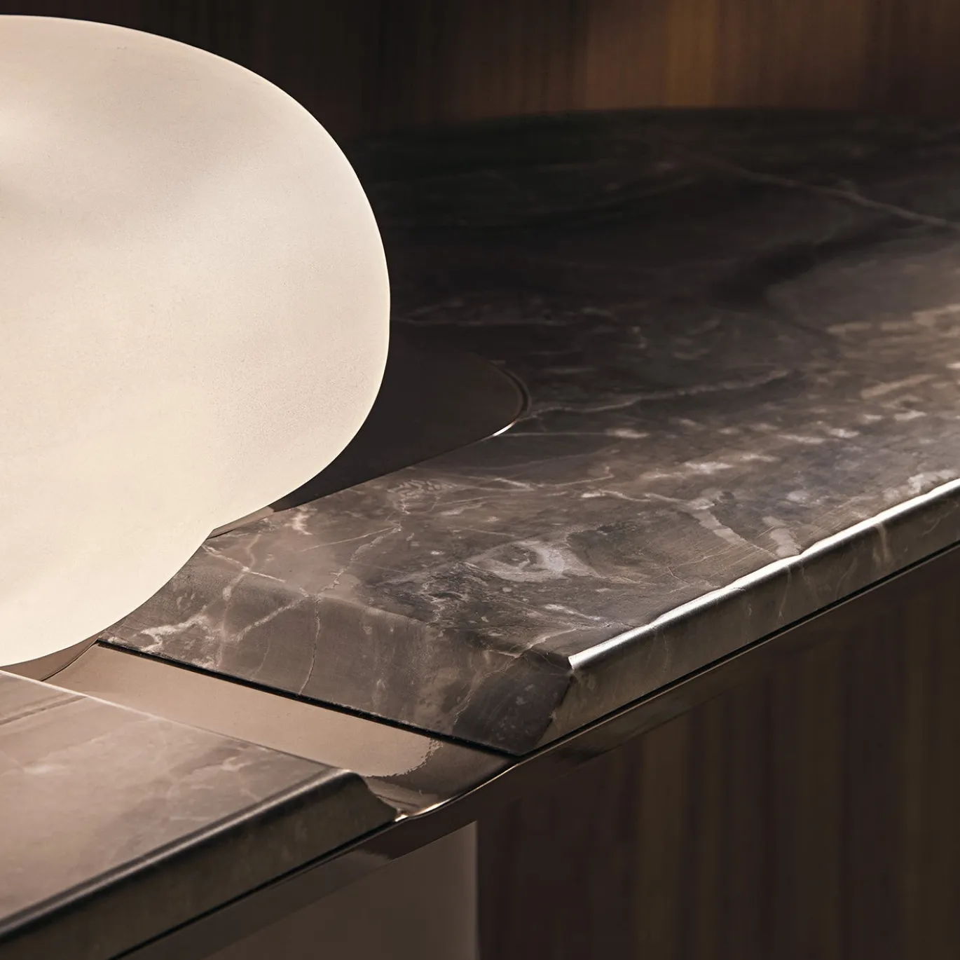 Consolle con base in legno e piano in marmo con ciotola in vetro opalino Nubia