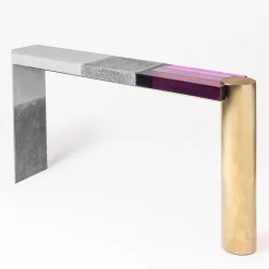 Consolle Golia in cemento e resina viola