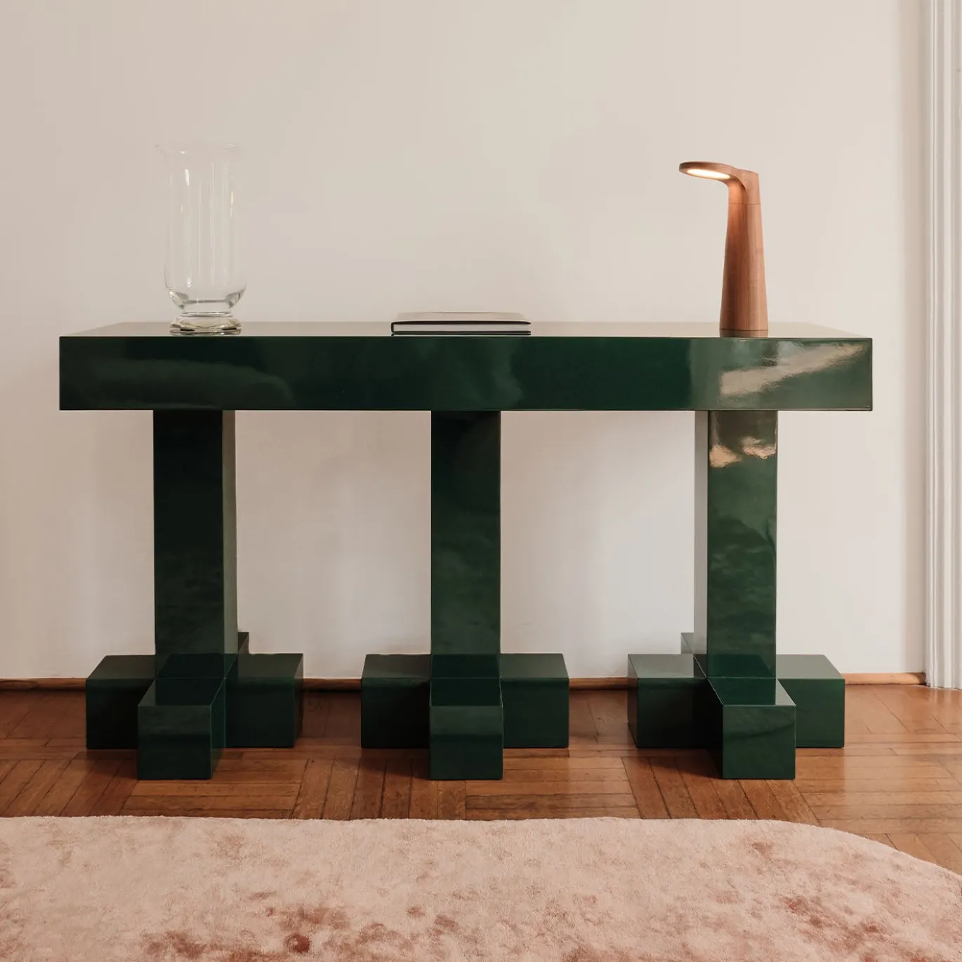 Consolle Verde Lucida della Collezione Mobili Sintetici in Edizione Limitata