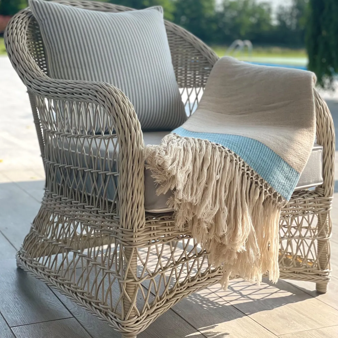 Coperta a frange con bande blu chiaro