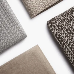 Coperta beige con frange in cashmere e seta