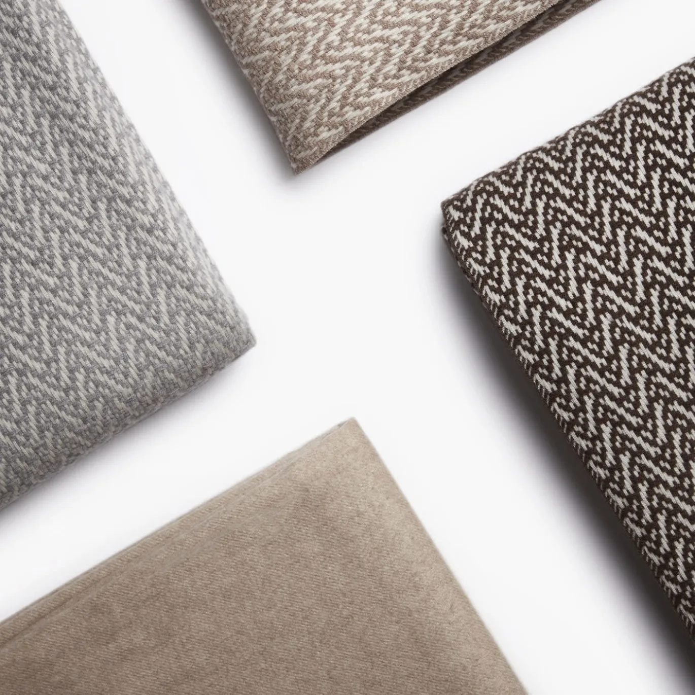 Coperta beige con frange in cashmere e seta