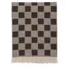 Coperta marrone con frange e motivo a scacchiera