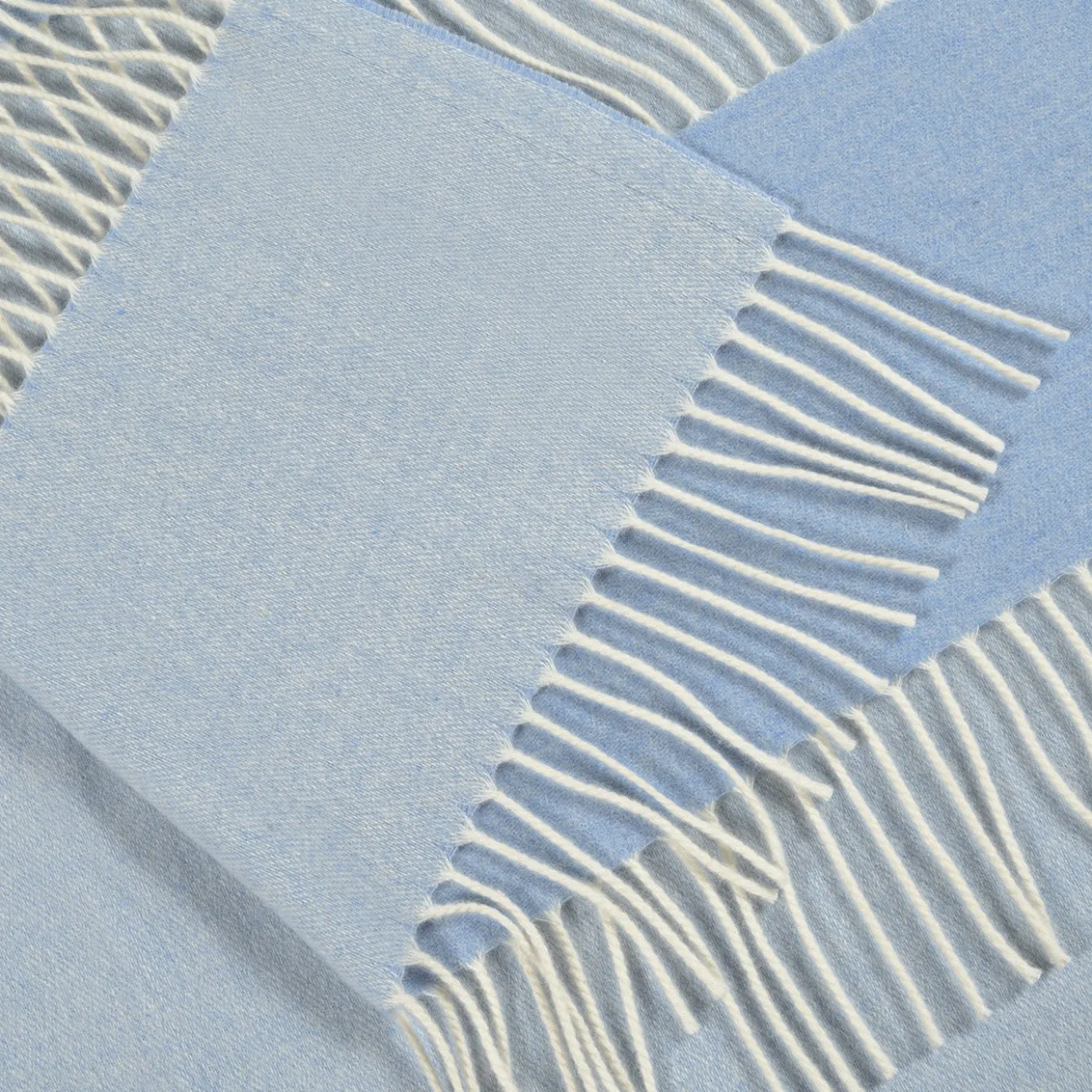 Coperta piccola azzurra con frange Defilé