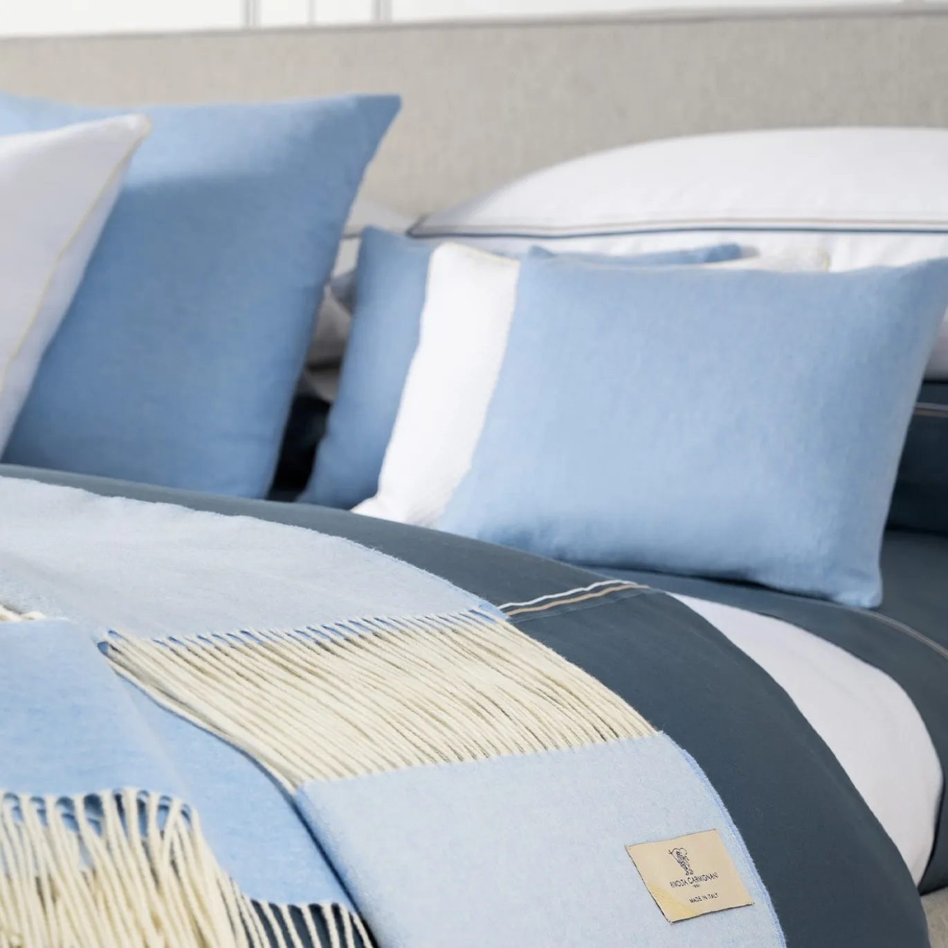 Coperta piccola azzurra con frange Defilé
